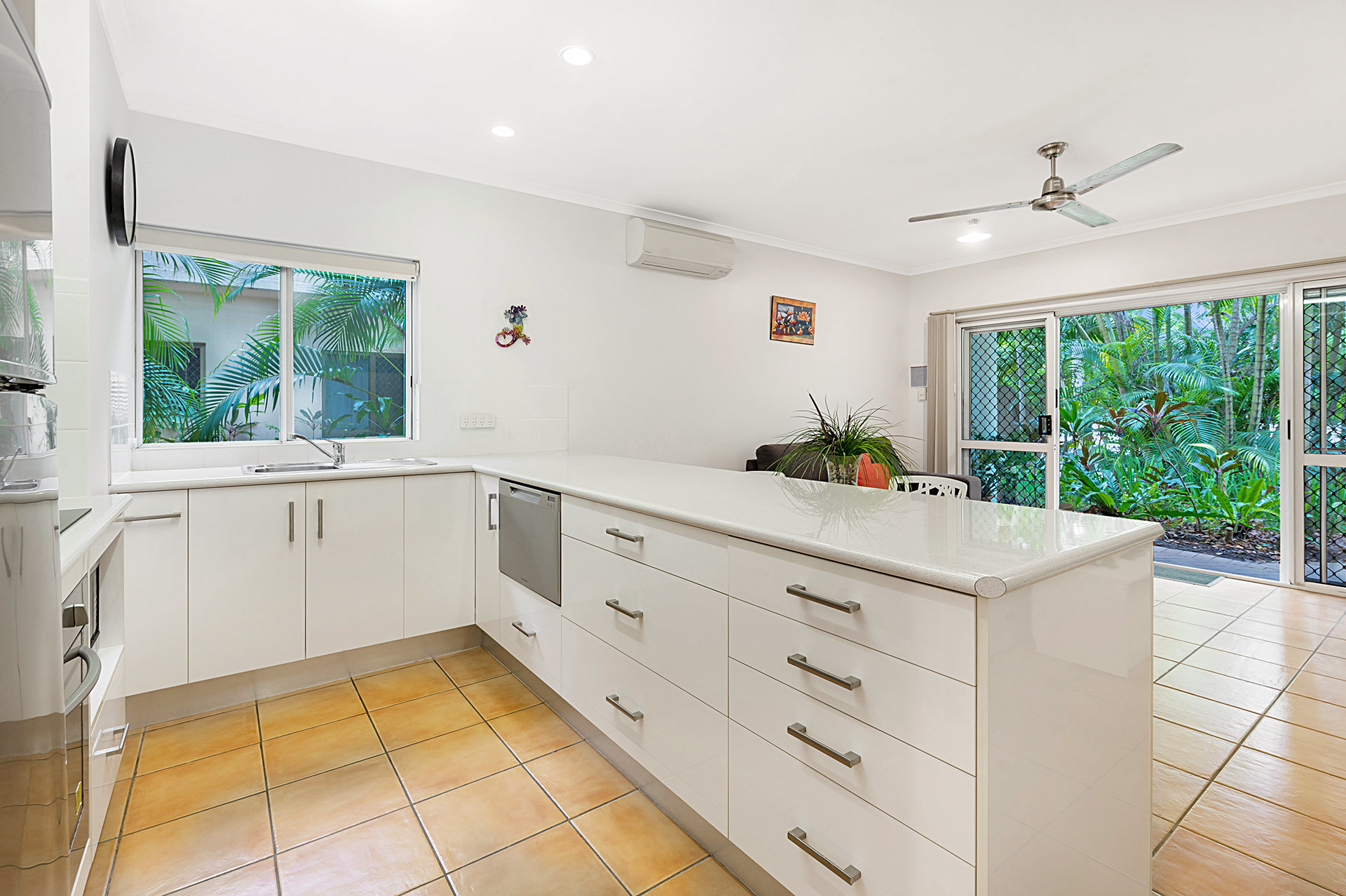 Port Douglas Outrigger Holiday Apartments Interior 2